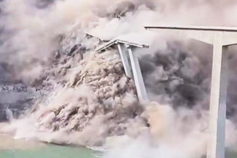 Eine der höchsten Brücken der Welt bricht nach Erdrutsch zusammen