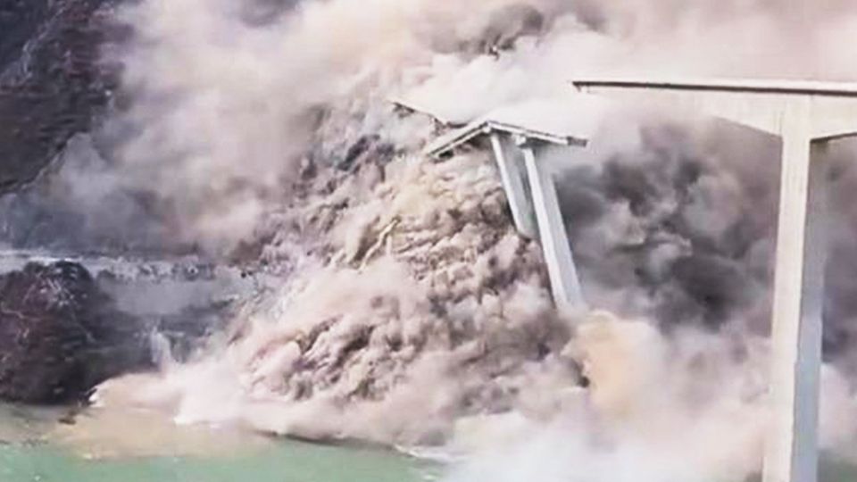 Eine der höchsten Brücken der Welt bricht nach Erdrutsch zusammen