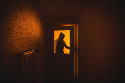 Schon ein gekipptes Fenster kann dazu führen, dass Einbrecher in wenigen Minuten alle Wertsachen stehlen - die Polizei kontrolli