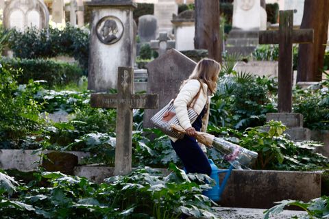 Sechs Beschäftigte des Mailänder Bestattungsamtes sollen Schmuck von Leichen entwendet haben. (Archivbild) Foto: Cecilia Fabiano