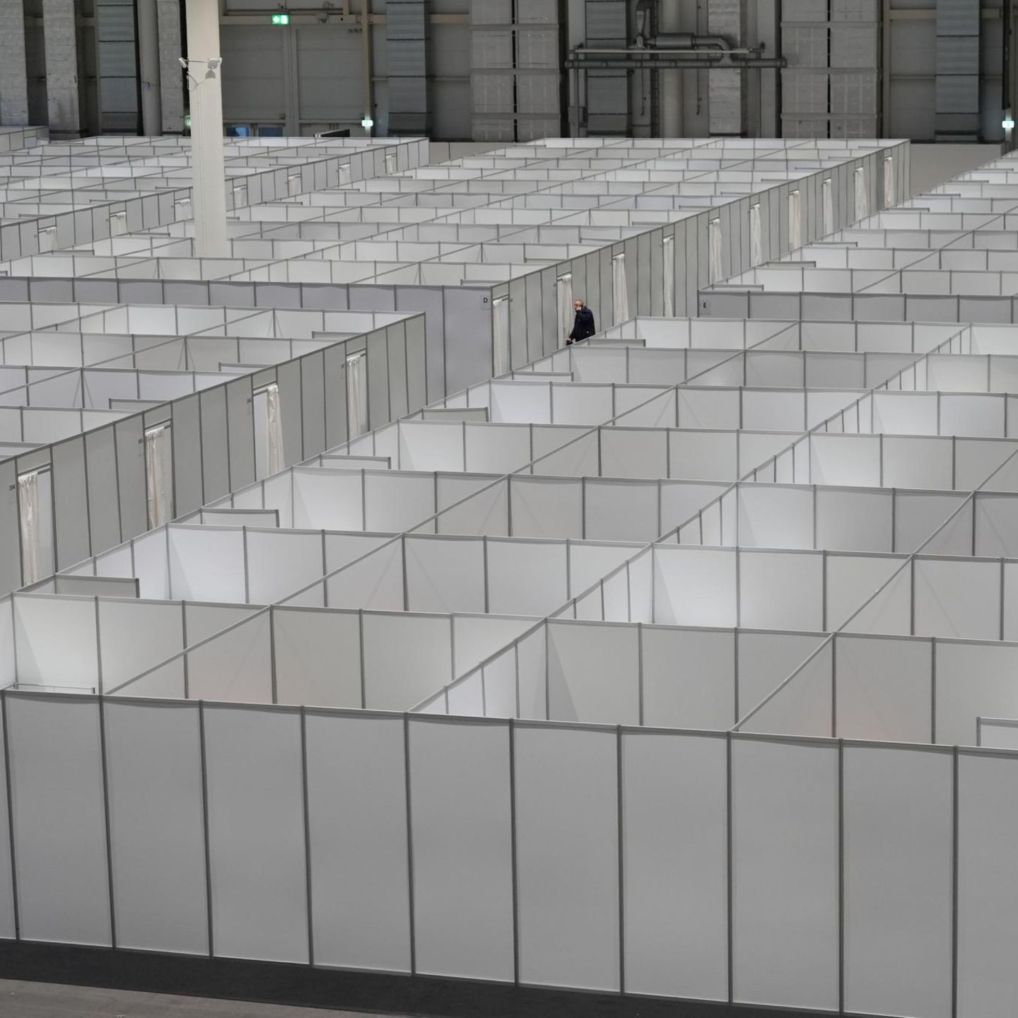 Kabinen für Asylsuchende in einer Hamburger Messehalle