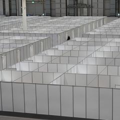 Kabinen für Asylsuchende in einer Hamburger Messehalle