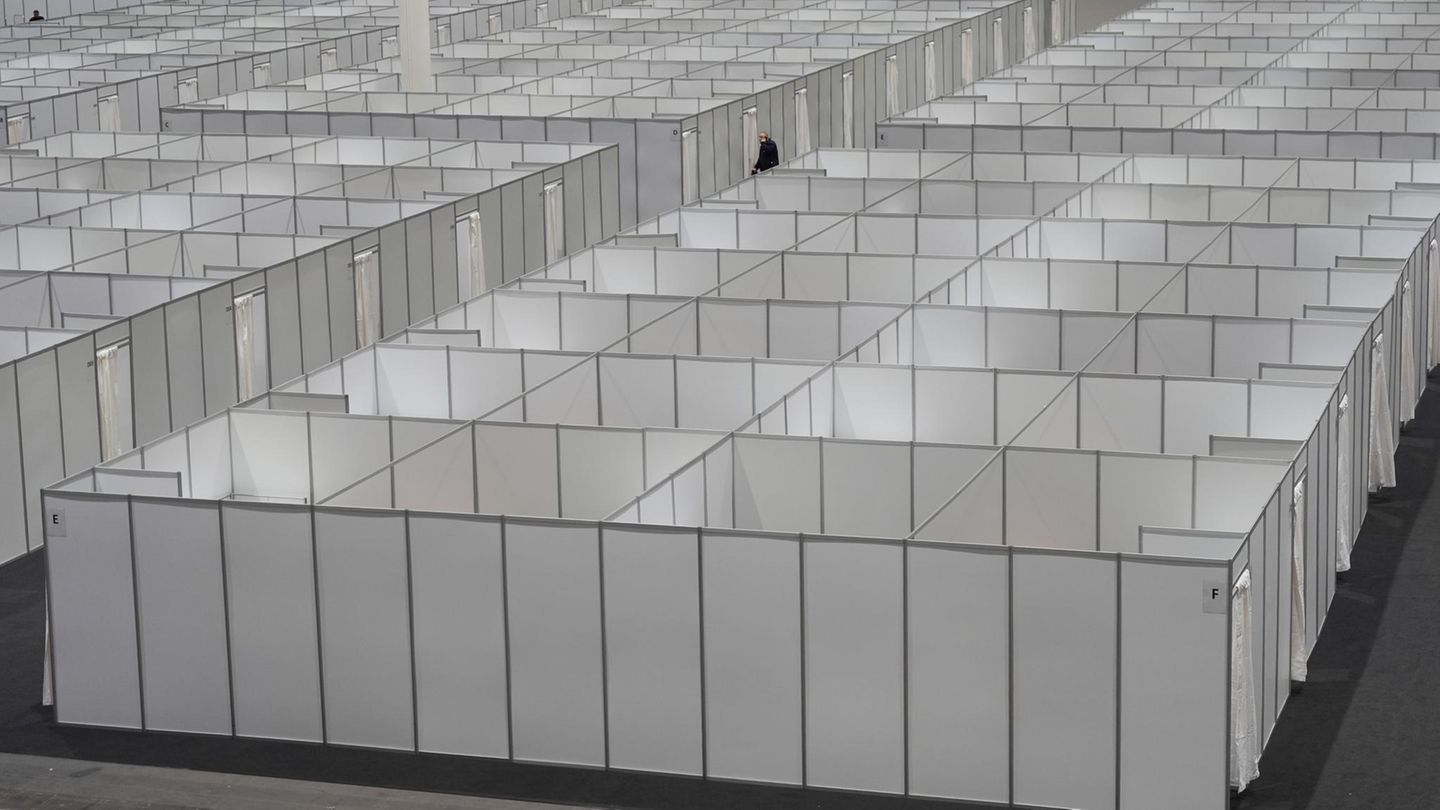 Kabinen für Asylsuchende in einer Hamburger Messehalle