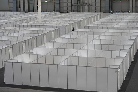 Kabinen für Asylsuchende in einer Hamburger Messehalle