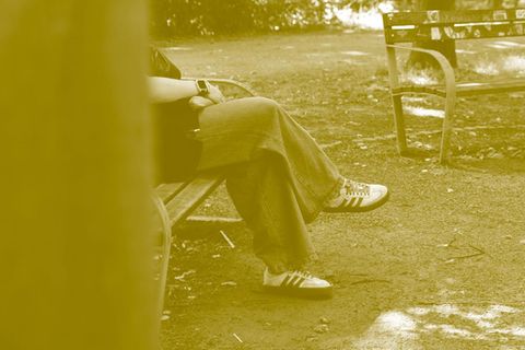 Sophie sitzt auf einer Bank, man sieht nur ihre Beine