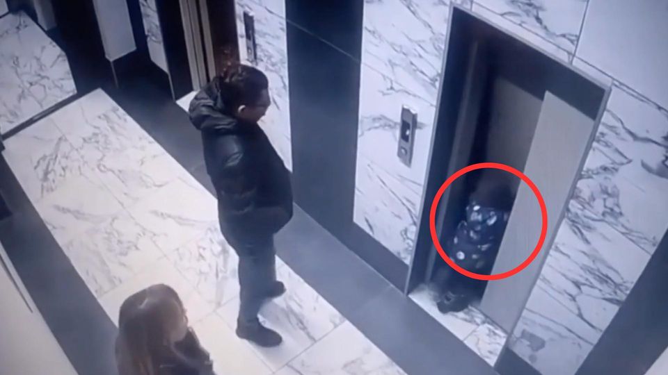 Junge stürzt in den Schacht