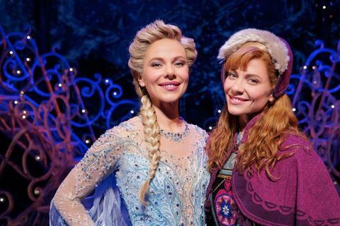 Valentina Pahde (li.) als Elsa, Zwillingsschwester Cheyenne als Anna beim Besuch des Musicals "Die Eiskönigin".