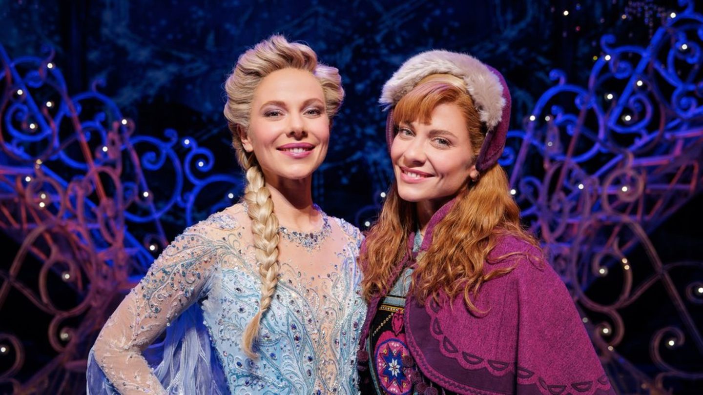 Valentina Pahde (li.) als Elsa, Zwillingsschwester Cheyenne als Anna beim Besuch des Musicals "Die Eiskönigin".