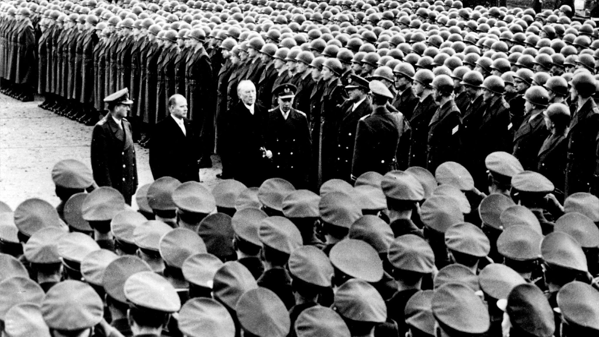 Konrad Adenauer schreitet an angetretenen Soldaten vorbei