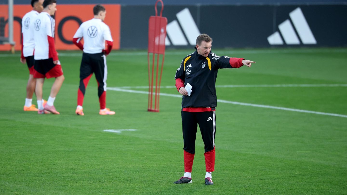 Julian Nagelsmann gibt Anweisungen im Training. Foto: Christian Charisius/dpa