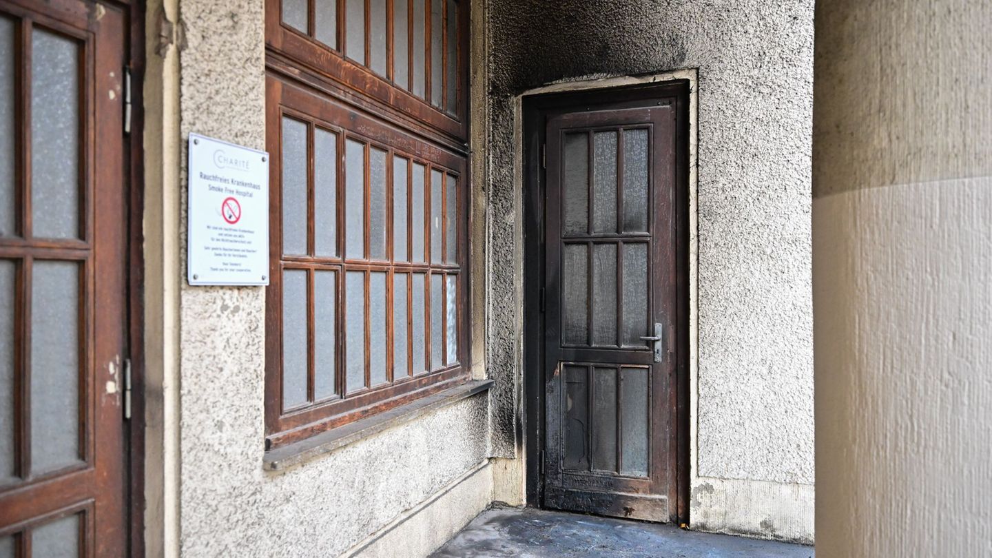 Das Feuer an der Charité wurde laut Polizei gegen 2.05 Uhr gelegt. Foto: Sebastian Christoph Gollnow/dpa