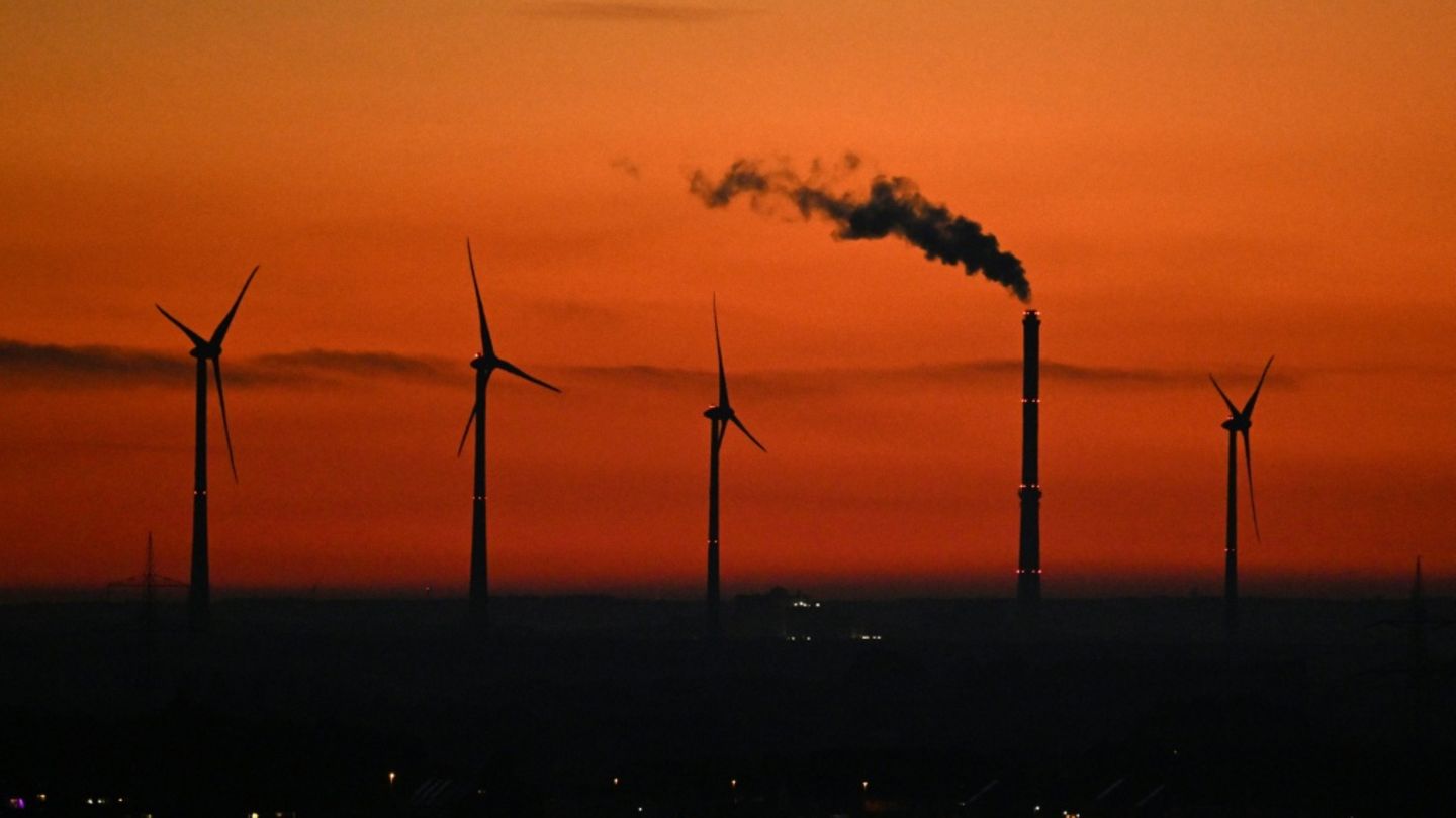 Windräder und Industrieschlot in Duisburg
