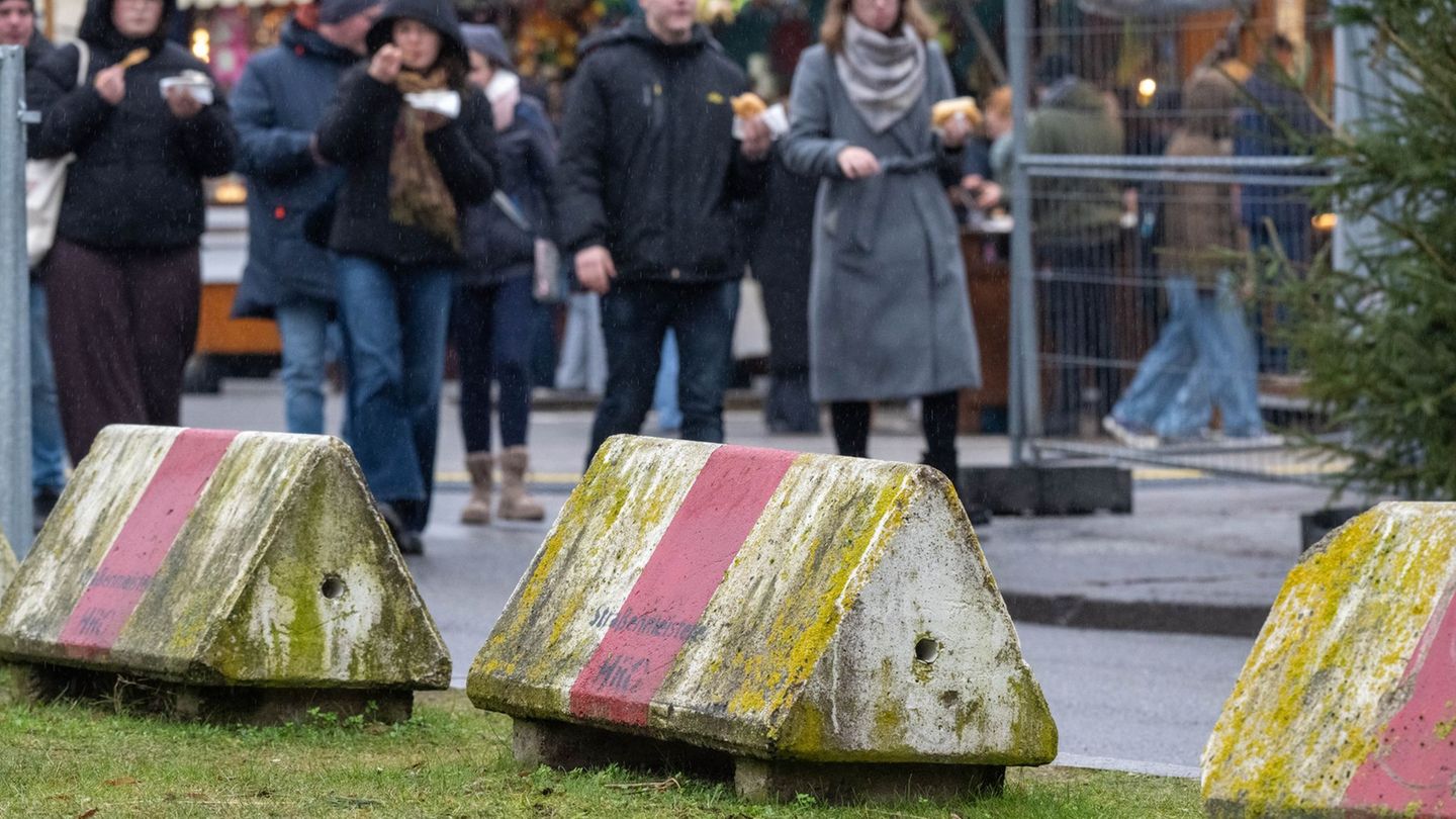 Neben Fahrzeugsperren sollen dieses Jahr erstmals auch verdachtsunabhängige Waffenkontrollen der Polizei die Sicherheit auf den