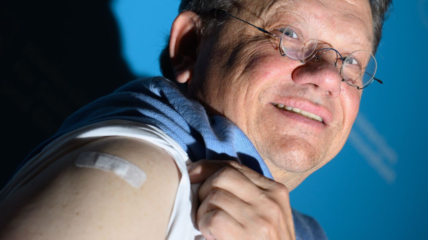 Mit gutem Beispiel voran: Gesundheitsminister Philippi lässt sich impfen. Foto: Julian Stratenschulte/dpa