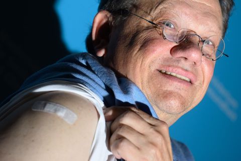 Mit gutem Beispiel voran: Gesundheitsminister Philippi lässt sich impfen. Foto: Julian Stratenschulte/dpa