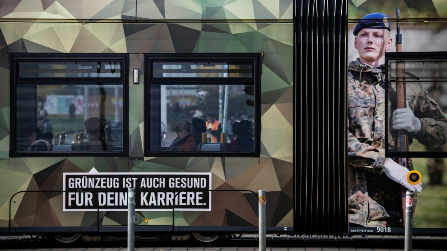 Werbung für die Bundeswehr auf Tram in Berlin