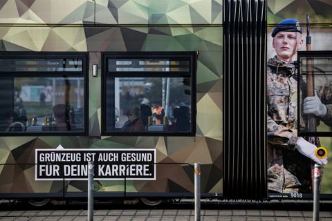 Werbung für die Bundeswehr auf Tram in Berlin