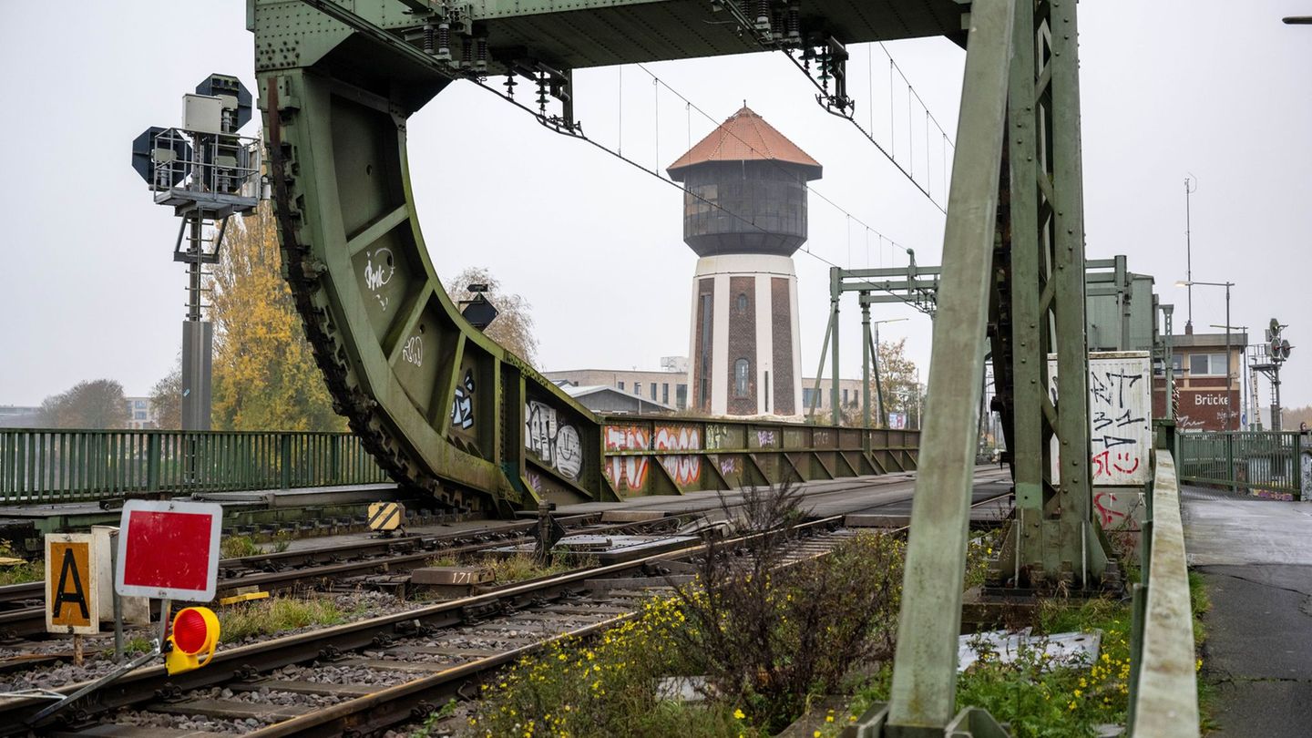 Die Eisenbahn-Klappbrücke ist rund 70 Jahre alt. Foto: Sina Schuldt/dpa
