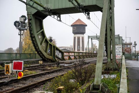 Die Eisenbahn-Klappbrücke ist rund 70 Jahre alt. Foto: Sina Schuldt/dpa