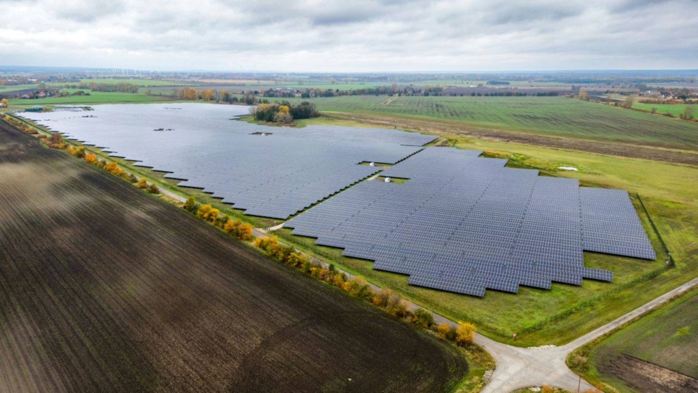 Solaranlage bei Sietzing, Nordostdeutschland