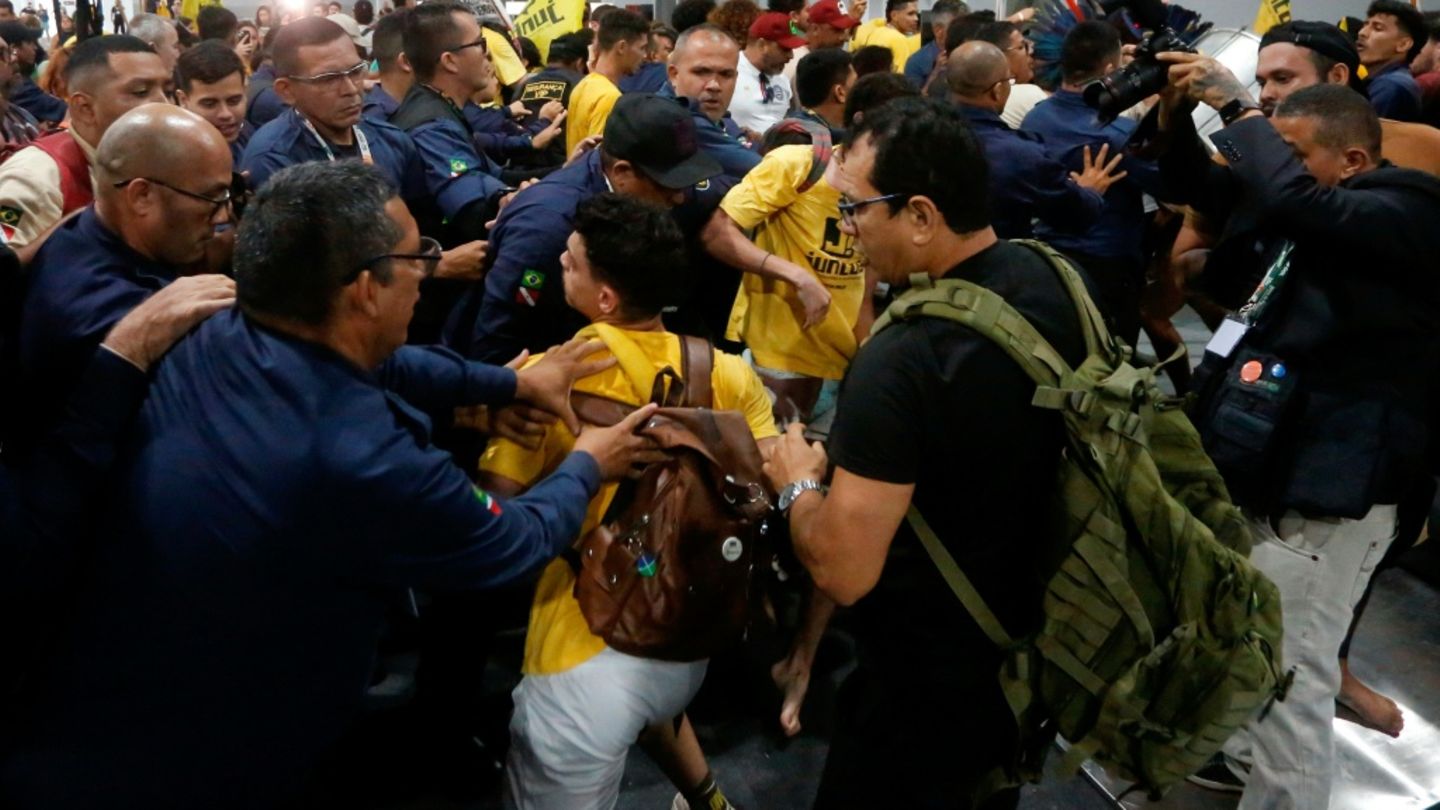 Demonstranten und Sicherheitskräftein Belém