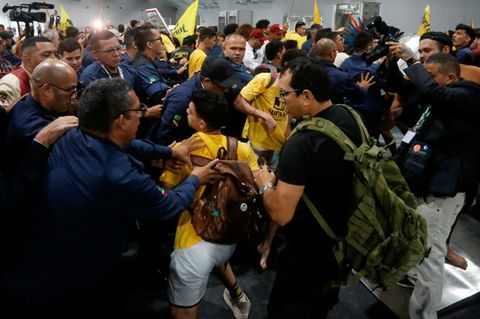 Demonstranten und Sicherheitskräftein Belém