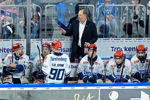 Steve Walker bleibt weitere zwei Jahre Trainer der Schwenninger Wild Wings. Foto: Uwe Anspach/dpa