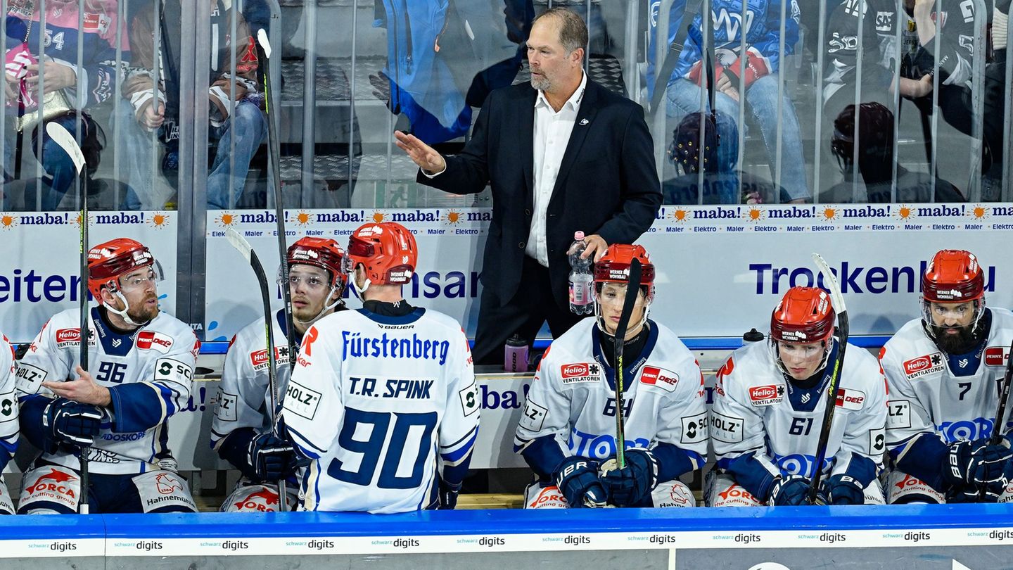 Steve Walker bleibt weitere zwei Jahre Trainer der Schwenninger Wild Wings. Foto: Uwe Anspach/dpa