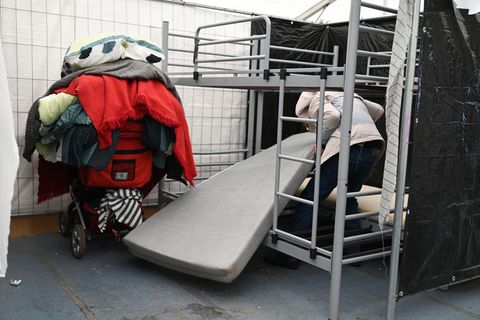 In den Zeiten der größten Überlastung wurden mancherorts Geflüchtete in Sporthallen einquartiert. (Archivbild) Foto: Arne Dedert