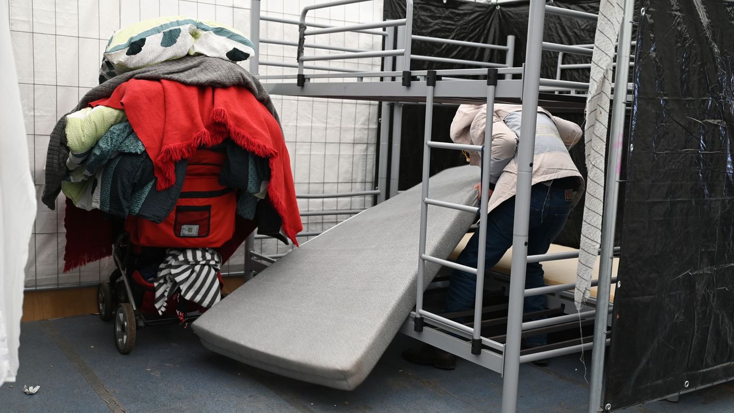 In den Zeiten der größten Überlastung wurden mancherorts Geflüchtete in Sporthallen einquartiert. (Archivbild) Foto: Arne Dedert