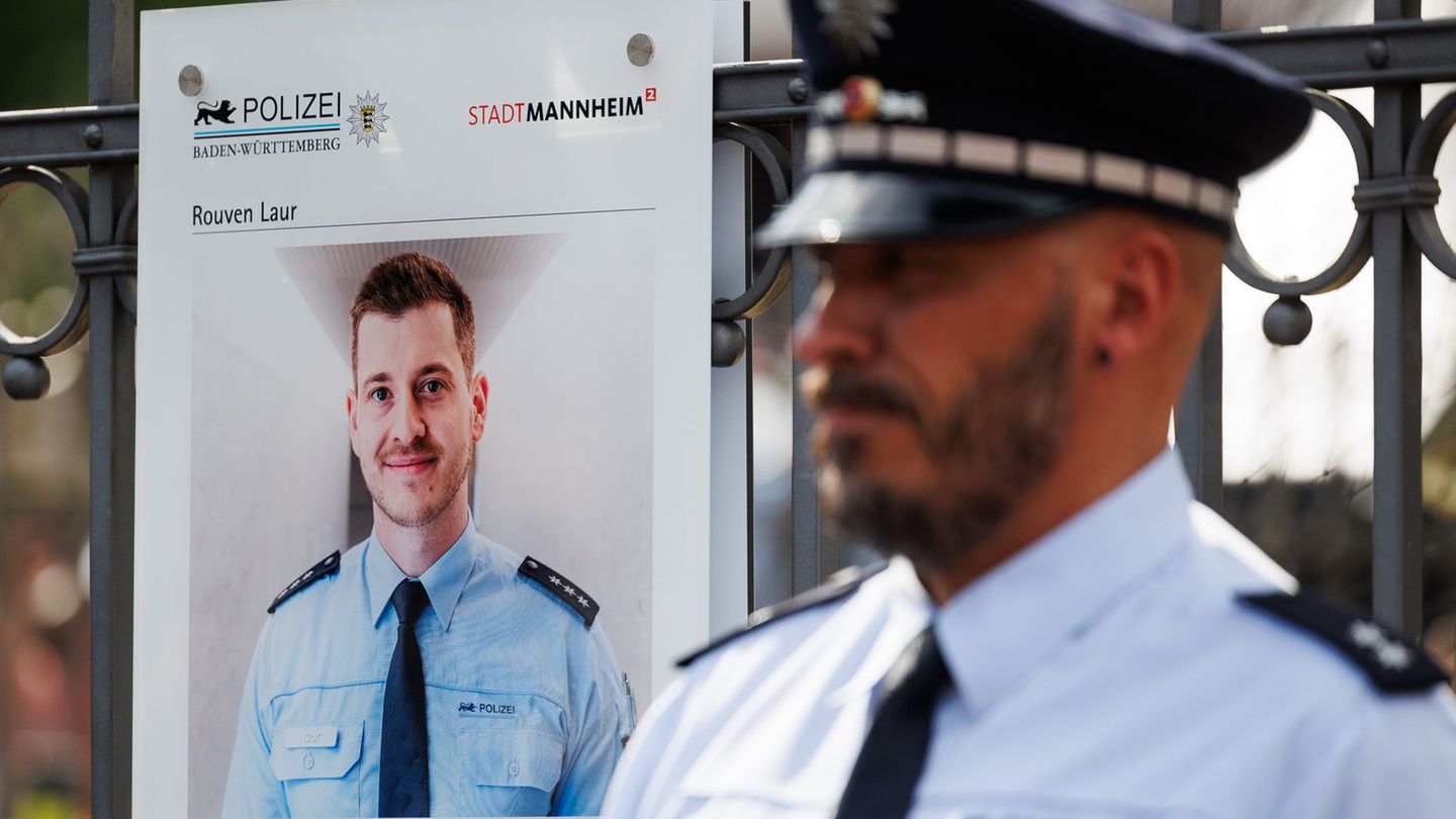 Gedenken auf dem Mannheimer Marktplatz für den getöteten Polizisten Rouven Laur. (Archivbild) Foto: Lando Hass/dpa