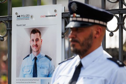 Gedenken auf dem Mannheimer Marktplatz für den getöteten Polizisten Rouven Laur. (Archivbild) Foto: Lando Hass/dpa