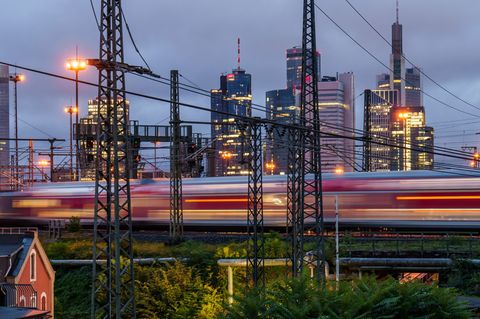 Nach monatelangen Zugausfällen sagt die Bahn ab 17. November wieder ein vollständigeres Angebot rund um Frankfurt zu. (Archivbil