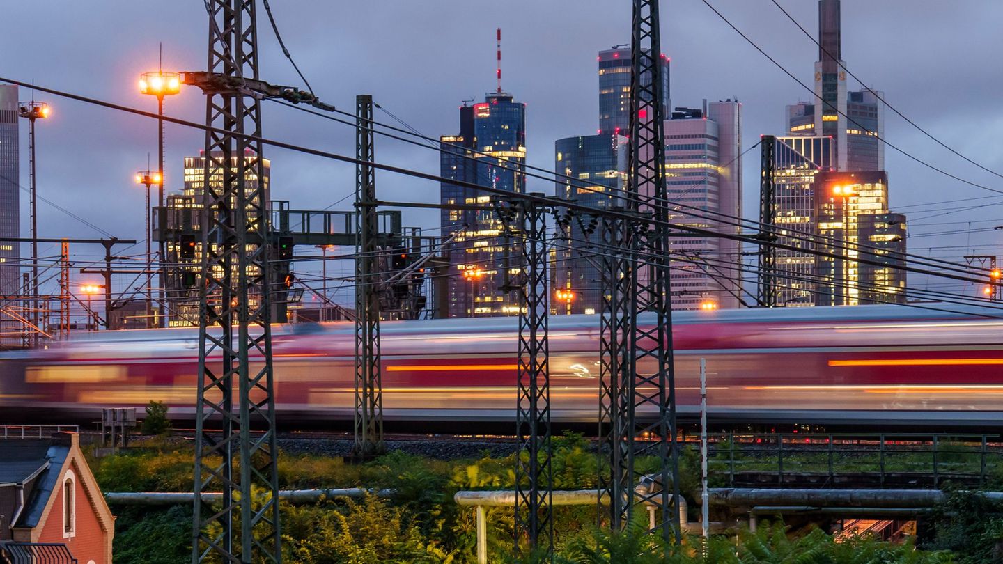Nach monatelangen Zugausfällen sagt die Bahn ab 17. November wieder ein vollständigeres Angebot rund um Frankfurt zu. (Archivbil