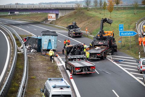 Die Autobahn ist in nördlicher Fahrtrichtung zeitweise gesperrt. Foto: Daniel Vogl/dpa