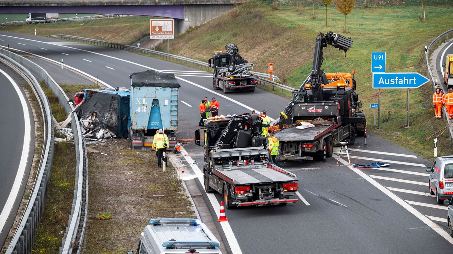 Die Autobahn ist in nördlicher Fahrtrichtung zeitweise gesperrt. Foto: Daniel Vogl/dpa