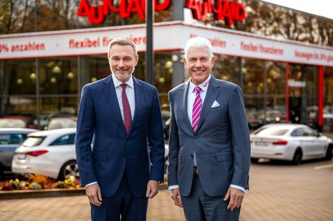 Lindner und sein Co-Chef vor Autoland-Filiale