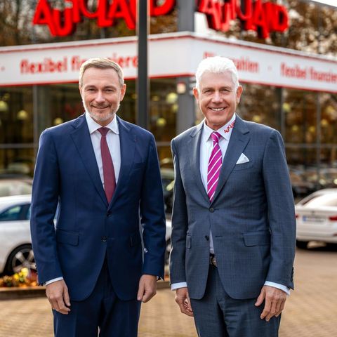 Lindner und sein Co-Chef vor Autoland-Filiale