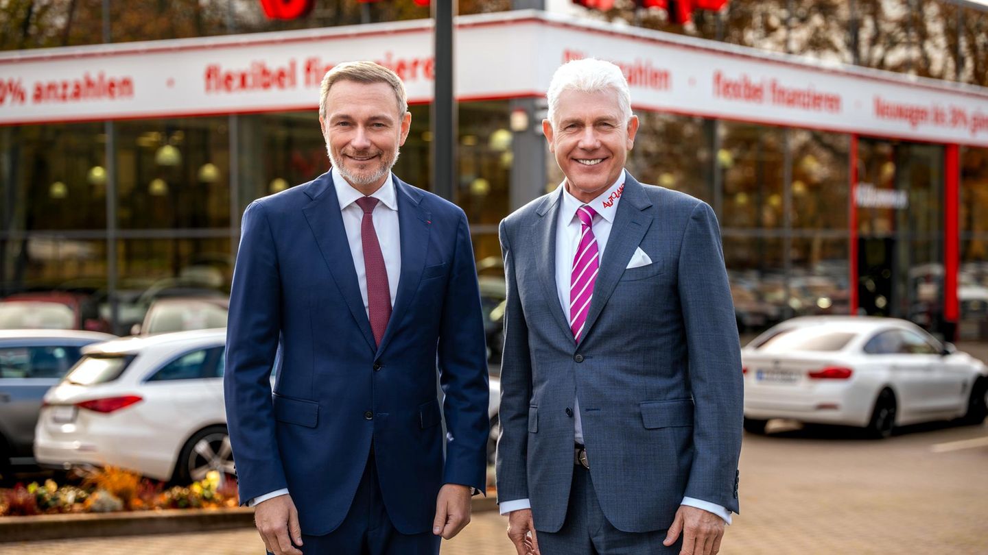 Lindner und sein Co-Chef vor Autoland-Filiale