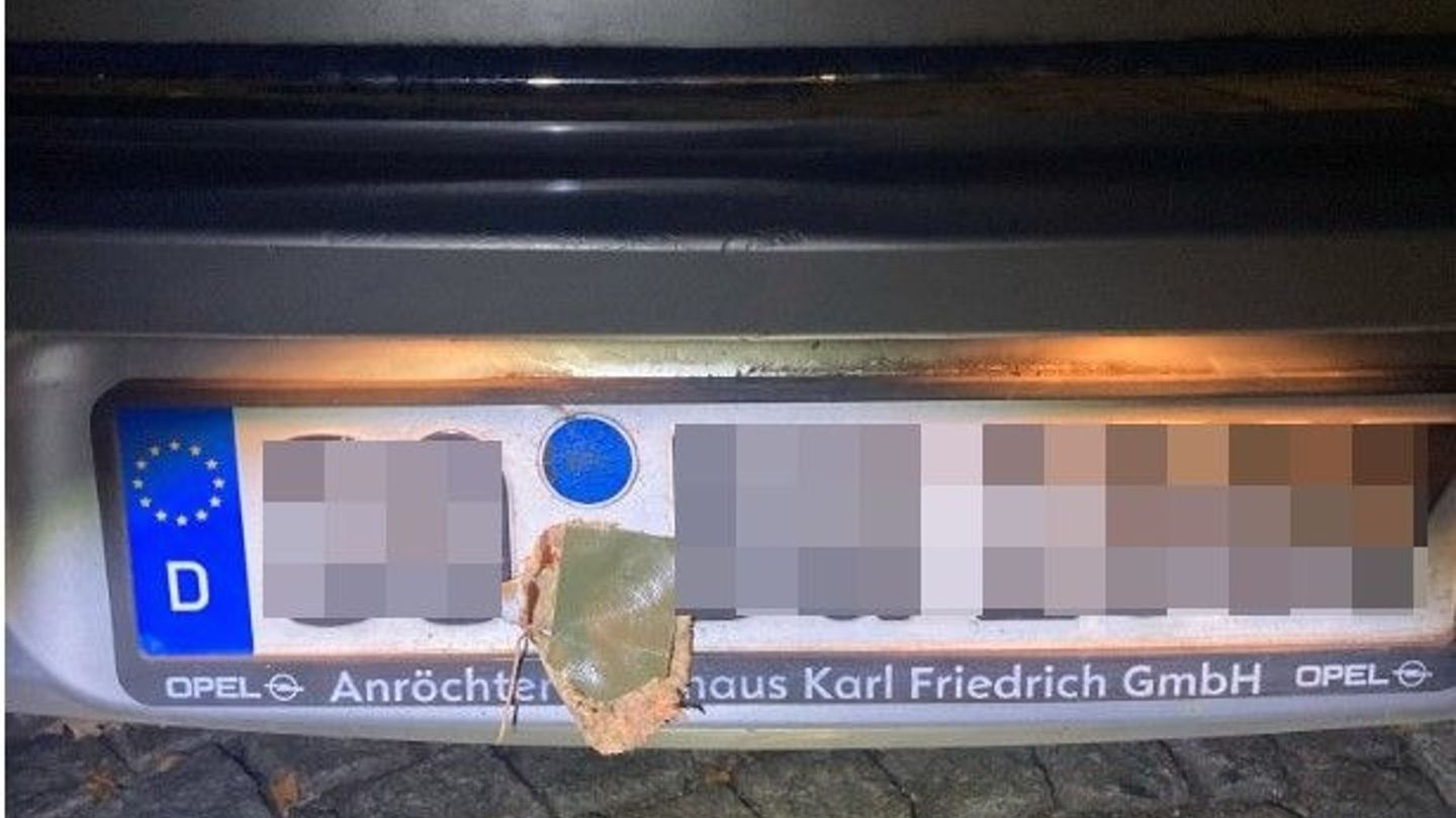 Hat sich da Laub am Kennzeichen verfangen? Ein zweiter Blick zeigt: Das Blatt wurde aufgeklebt. Foto: Polizei Bielefeld/dpa