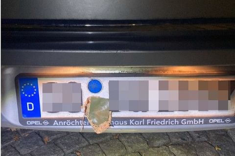 Hat sich da Laub am Kennzeichen verfangen? Ein zweiter Blick zeigt: Das Blatt wurde aufgeklebt. Foto: Polizei Bielefeld/dpa