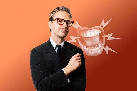 Montage zeigt Vater Sebastian Tigges vor einem weit aufgerissenen Mund mit Blitzen