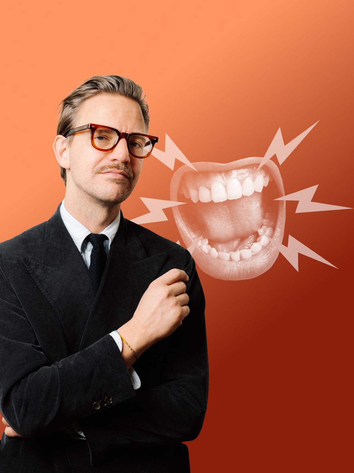 Montage zeigt Vater Sebastian Tigges vor einem weit aufgerissenen Mund mit Blitzen