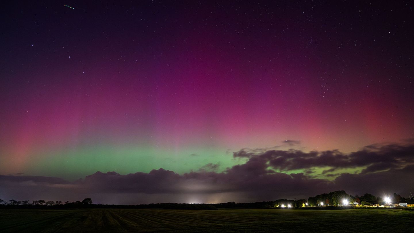 Im Norden - wie hier von Schleswig-Holstein aus - könnten in der Nacht wieder Polarlichter zu sehen sein. (Archivbild) Foto: Ben