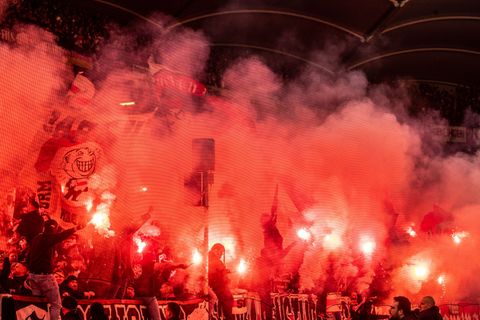 Beim Spiel in Basel brannten die VfB-Fans Feuerwerkskörper ab - ähnlich wie hier bei einem früheren Heimspiel gegen den FC Bayer