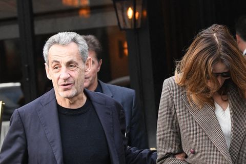 Nicolas Sarkozy und Carla Bruni auf dem Weg in ein Restaurant in Paris.