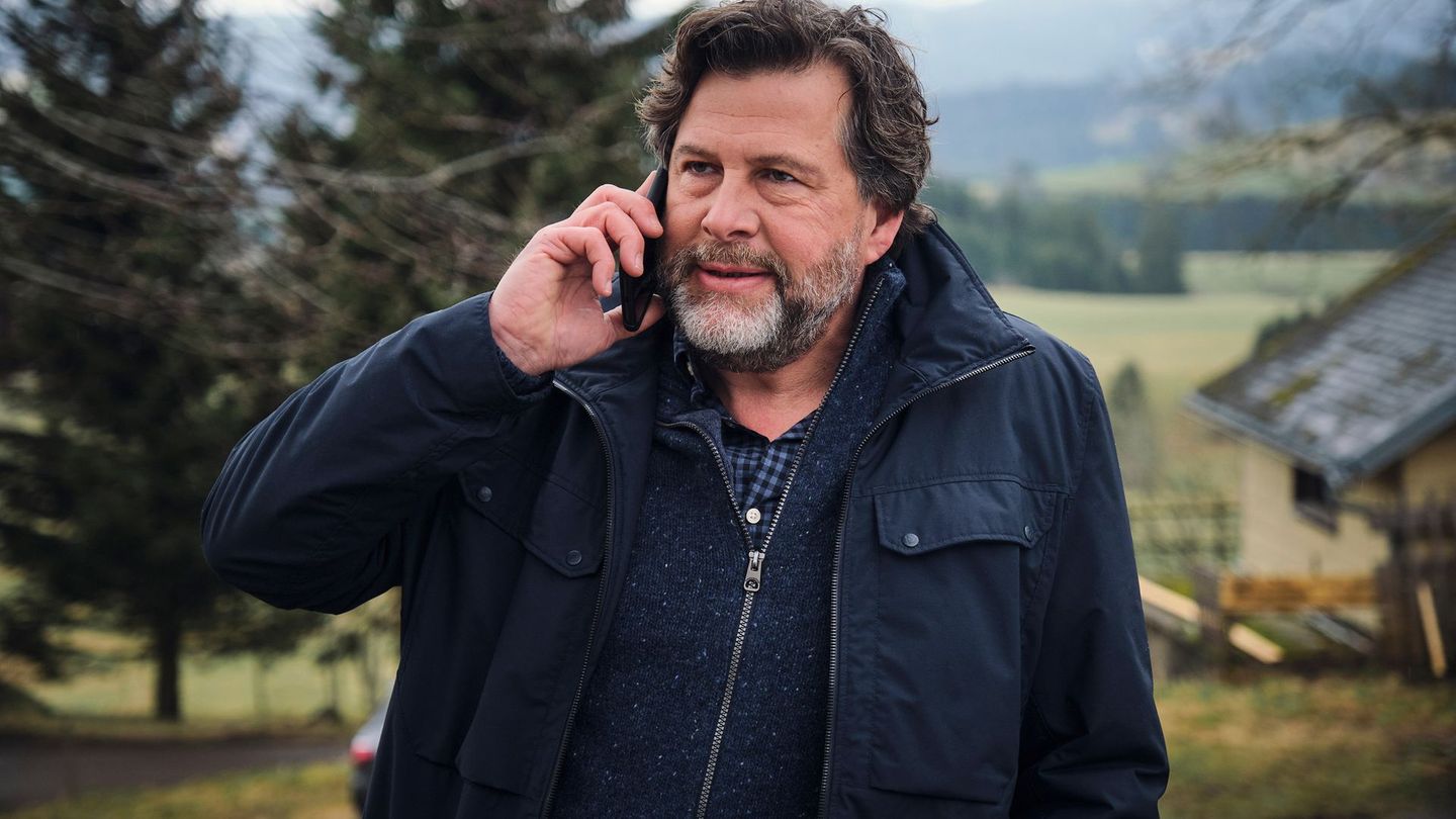 Der 15. Schwarzwald-"Tatort" macht seinem Namen alle Ehre. Ein Großteil dieses Home Invasion-Thrillers spielt auf dem abgelegenen Hof von Kommissar Friedemann Berg (Hans-Jochen Wagner). Er bekommt "Besuch" von seinem aus der Psychiatrie entwichenen Bruder – und zwei undurchsichtigen Begleitern.