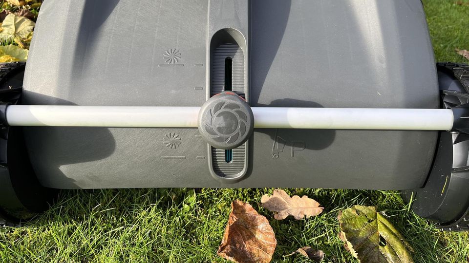 Über die Höheneinstellung der Walze kann der Laubsammler dem Untergrund angepasst werden