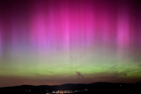 Ein heftiger Sonnensturm hatte bereits in der Nacht zu Mittwoch für Polarlichter bis weit in den Süden gesorgt - wie hier im Sch