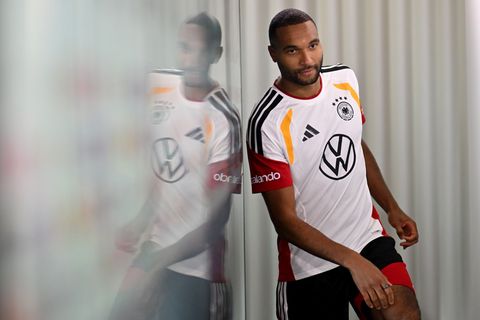 Schwungvoll betritt Tah das DFB-Podium. Foto: Julian Stratenschulte/dpa